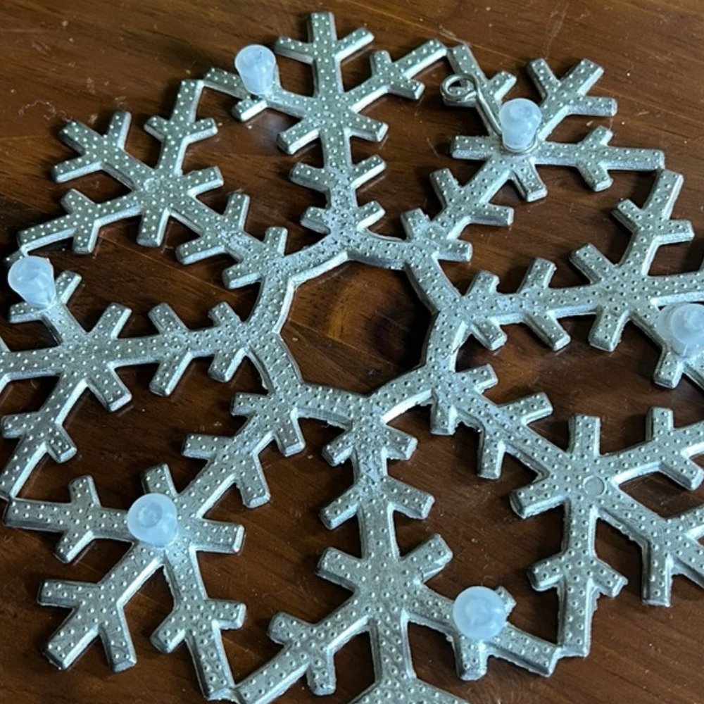 Vintage Silverplated 8" Snowflake Trivet with Hook for Hanging - Picture 4 of 7